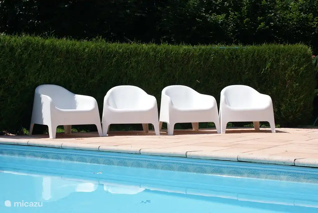 Verschiedene Möglichkeiten, um am Pool zu bleiben ......