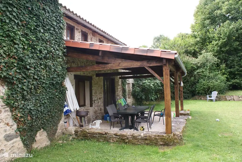 Die Veranda ist sichergestellt, dass Sie noch lange in den Abend köstliche kann draußen sitzen und genießen .........