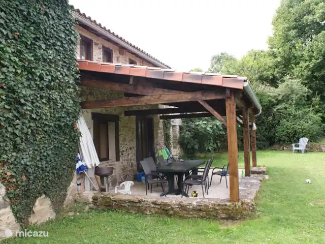 Domaine Horliday | France, Haute-Vienne, Champsac - maison de vacances La véranda vous permet de vous asseoir dehors longtemps dans la soirée et de profiter de .........