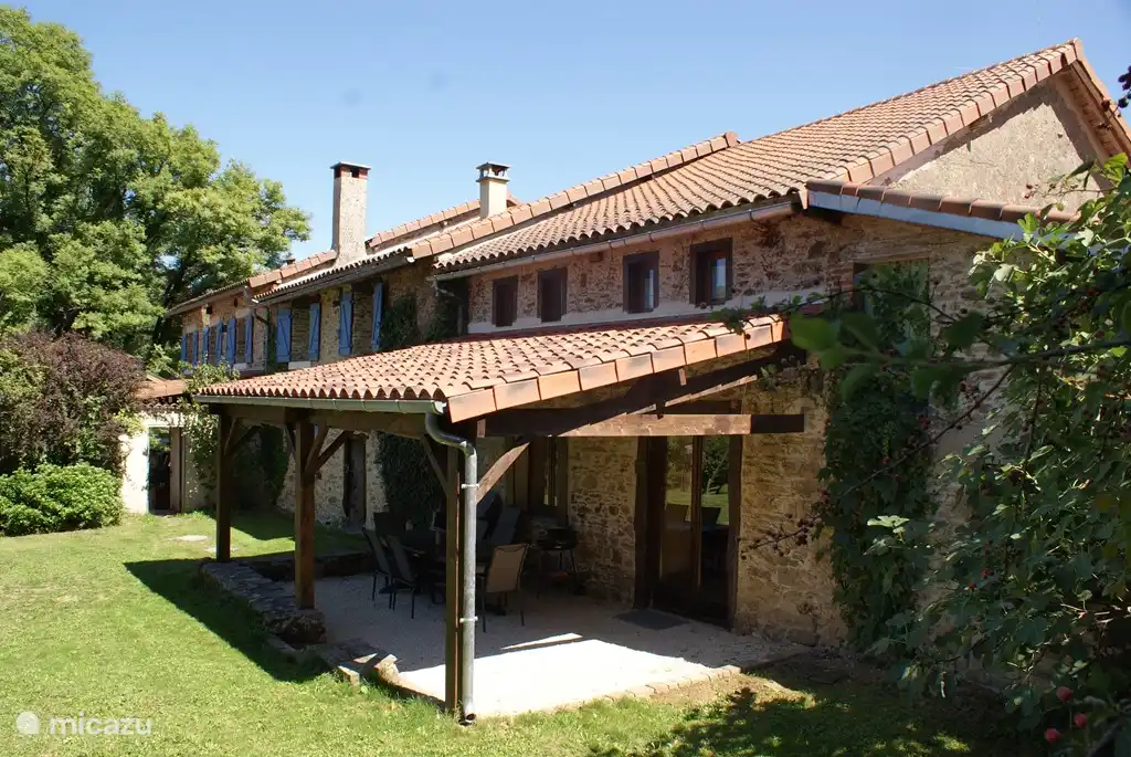 Ein weiterer Blick auf das Grundstück..... Das Grundstück ist mit einer großen Veranda ausgestattet.