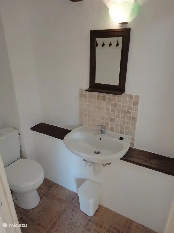 Toilette, Waschbecken und Dusche 'en suite' gehören zum Schlafzimmer im Erdgeschoss