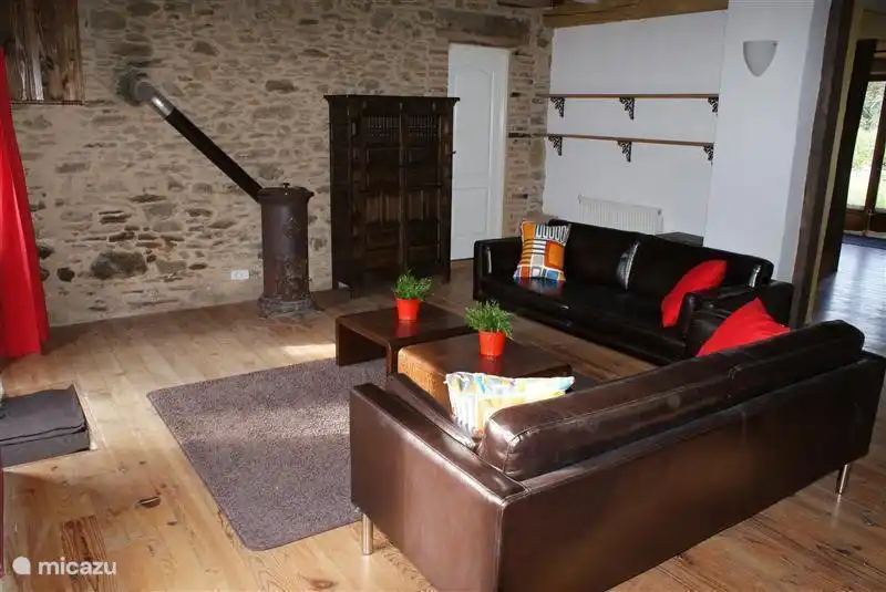 Das Wohnzimmer mit Tür zum Schlafzimmer im Erdgeschoss!