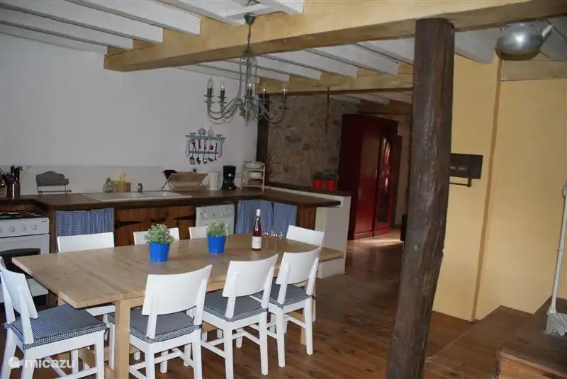 Geräumige Küche, wie es sein sollte in Frankreich! Hier wunderbar gekocht und gegessen ..... aber natürlich ist es beabsichtigt, dass diese außerhalb geschieht in den Garten!