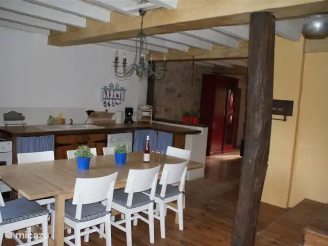 Domaine Horliday | France, Haute-Vienne, Champsac - maison de vacances Cuisine spacieuse, comme il se doit en France ! Ici, vous pouvez cuisiner et manger délicieusement ..... mais bien sûr, il est prévu que cela se passe à l'extérieur dans le jardin !