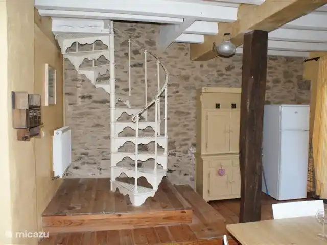 Domaine Horliday | France, Haute-Vienne, Champsac - maison de vacances De la cuisine on accède au 1er étage par un authentique escalier à vis ancien .....