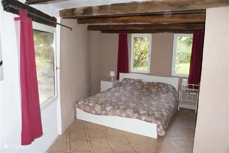 Große Schlafzimmer im Erdgeschoss mit Dusche / WC en suite! Sowohl das Schlafzimmer als auch das Schlafzimmer auf der 1. Etage sind groß genug für das Inverkehrbringen von einem Kinderbett.