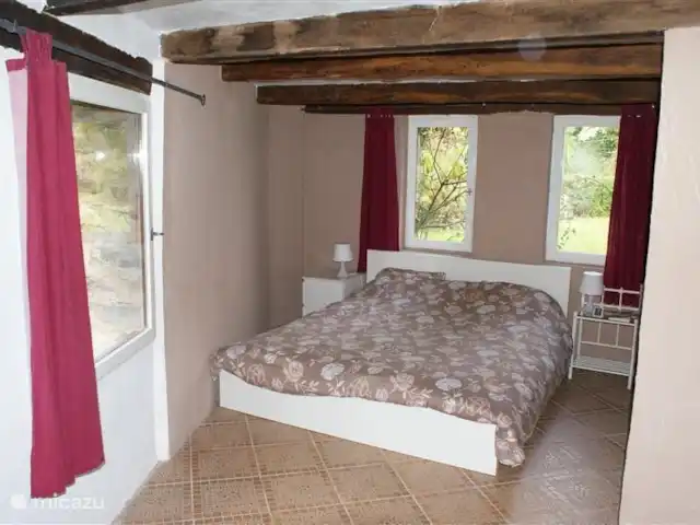 Domaine Horliday | France, Haute-Vienne, Champsac - maison de vacances Grande chambre parentale au rez-de-chaussée avec douche/toilette en suite ! Cette chambre et la chambre principale au 1er étage sont suffisamment grandes pour y placer un lit bébé.