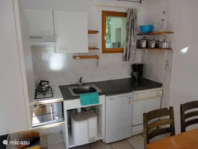 Cocina cuidada con lavavajillas, horno combi, etc...