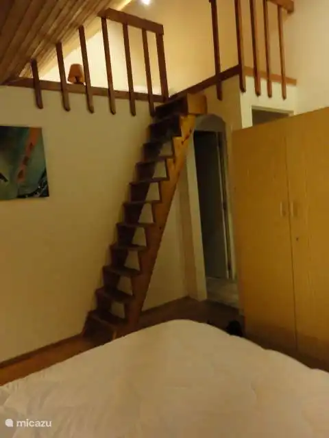 escaleras al entresuelo