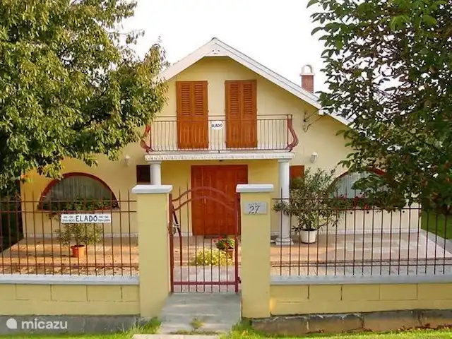 Location de Vacances Hongrie, Lac Velence, Sukoró, bungalow - Maison solaire avec piscine Côté rue de la maison.