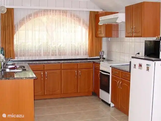 Location de Vacances Hongrie, Lac Velence, Sukoró, bungalow - Maison solaire avec piscine La cuisine ouverte avec cuisine salle à manger adjacente.