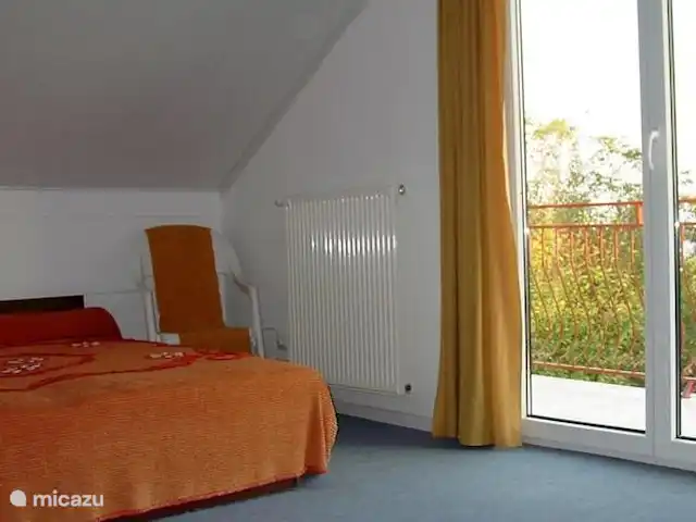 Location de Vacances Hongrie, Lac Velence, Sukoró, bungalow - Maison solaire avec piscine Chambre à l'arrière, avec balcon et vue sur le lac.