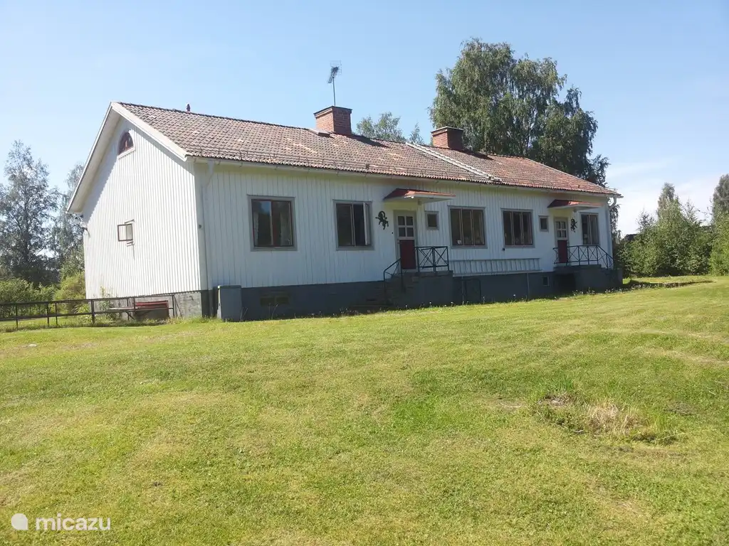 Das Haus mit Grün rundum