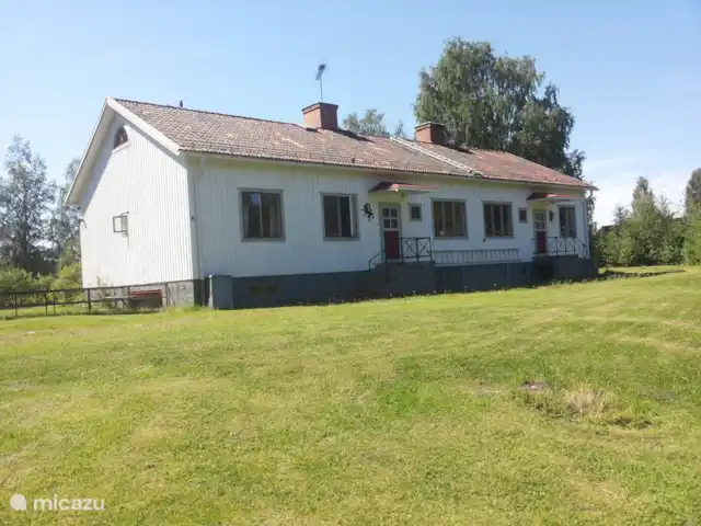 Svabensverk en Suecia, Dalarna, Enviken - casa vacacional La casa con vegetación alrededor.