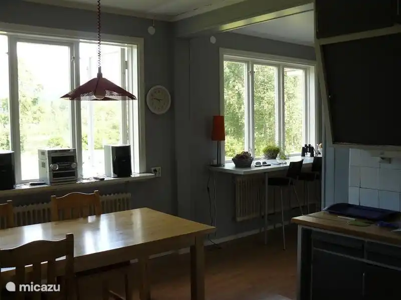 Große Küche mit Essbereich und Bar