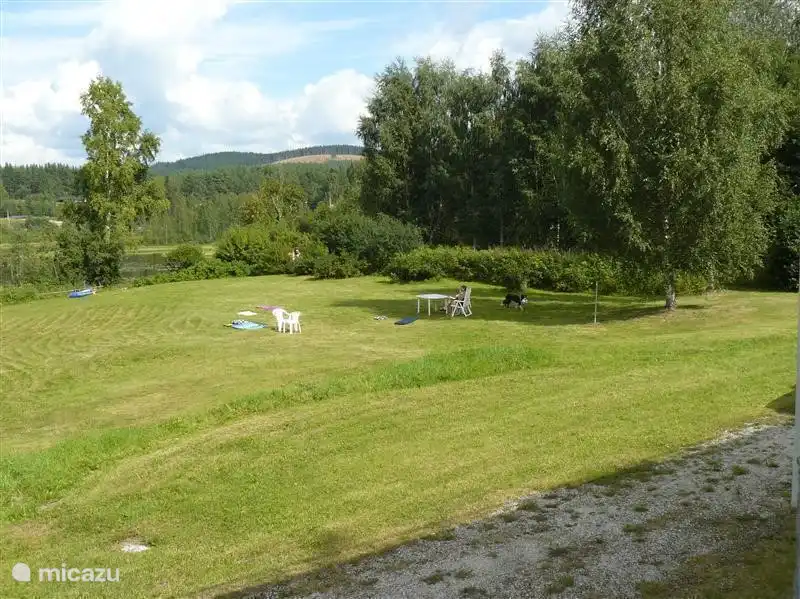 Sublime mit Blick auf Garten und See von der Bar