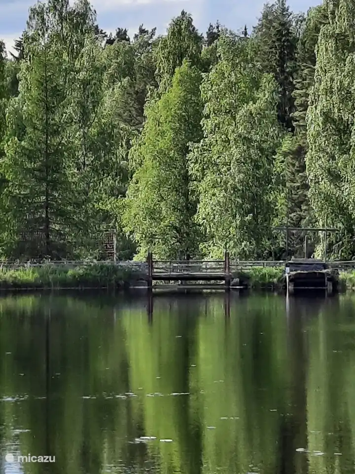 Vom Garten aus kann man den Wasserfall hören.