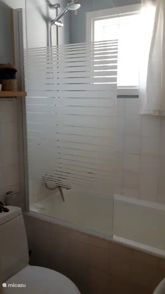 Badezimmer mit Badewanne und Dusche