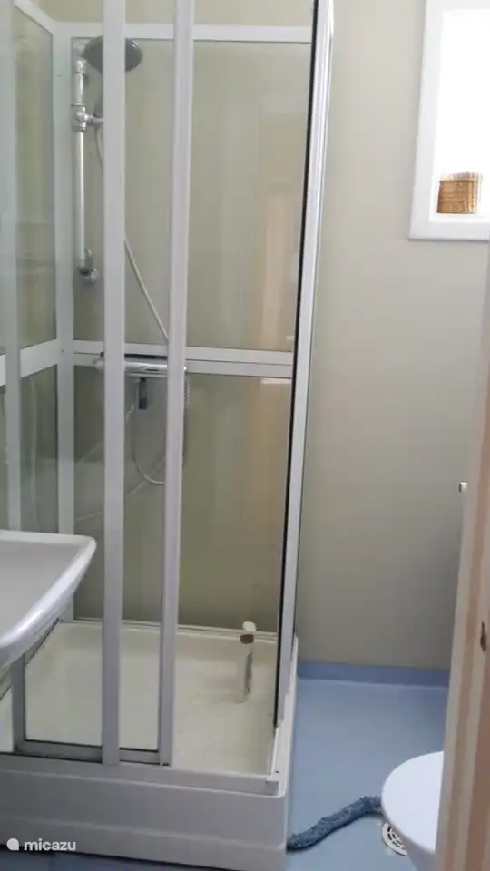 Badezimmer mit Dusche