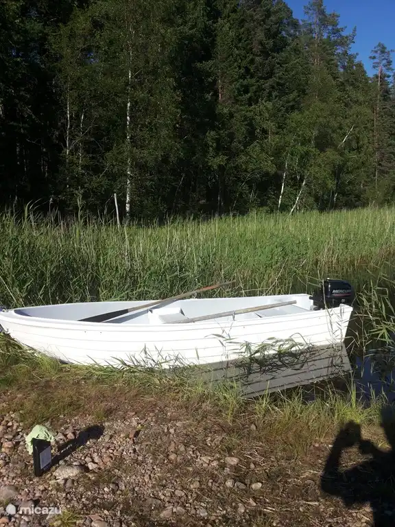 Ein 5-Personen-Doppelhüllen-Motorboot für Touren- und Angelausflüge