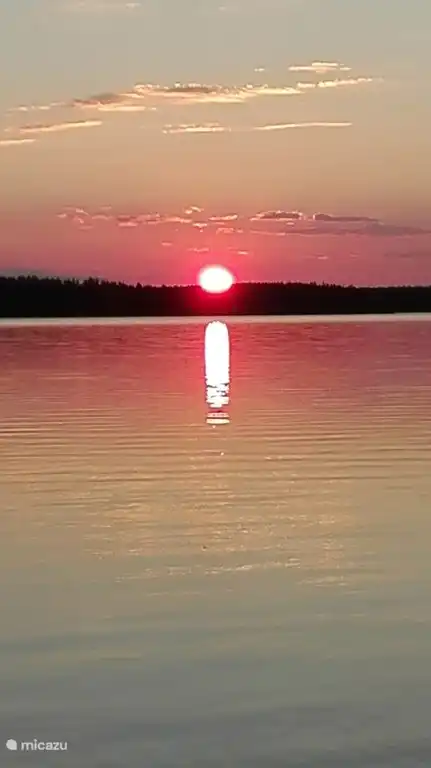 Nach einem langen Sommertag geht die Sonne im Amungensee unter.