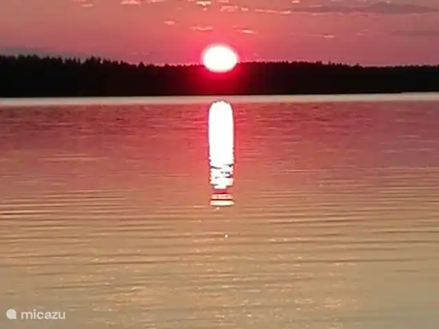 Svabensverk en Suecia, Dalarna, Enviken - casa vacacional Después de un largo día de verano, el sol se pone en el lago Amungen.