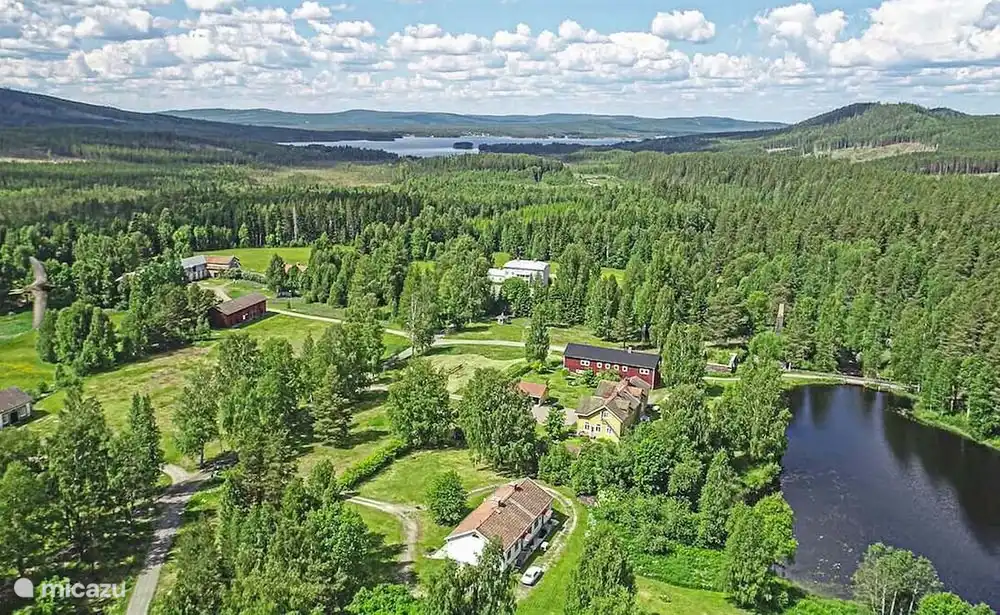 Naturgebiete rund um das Haus mit Wäldern, Seen und Bächen.