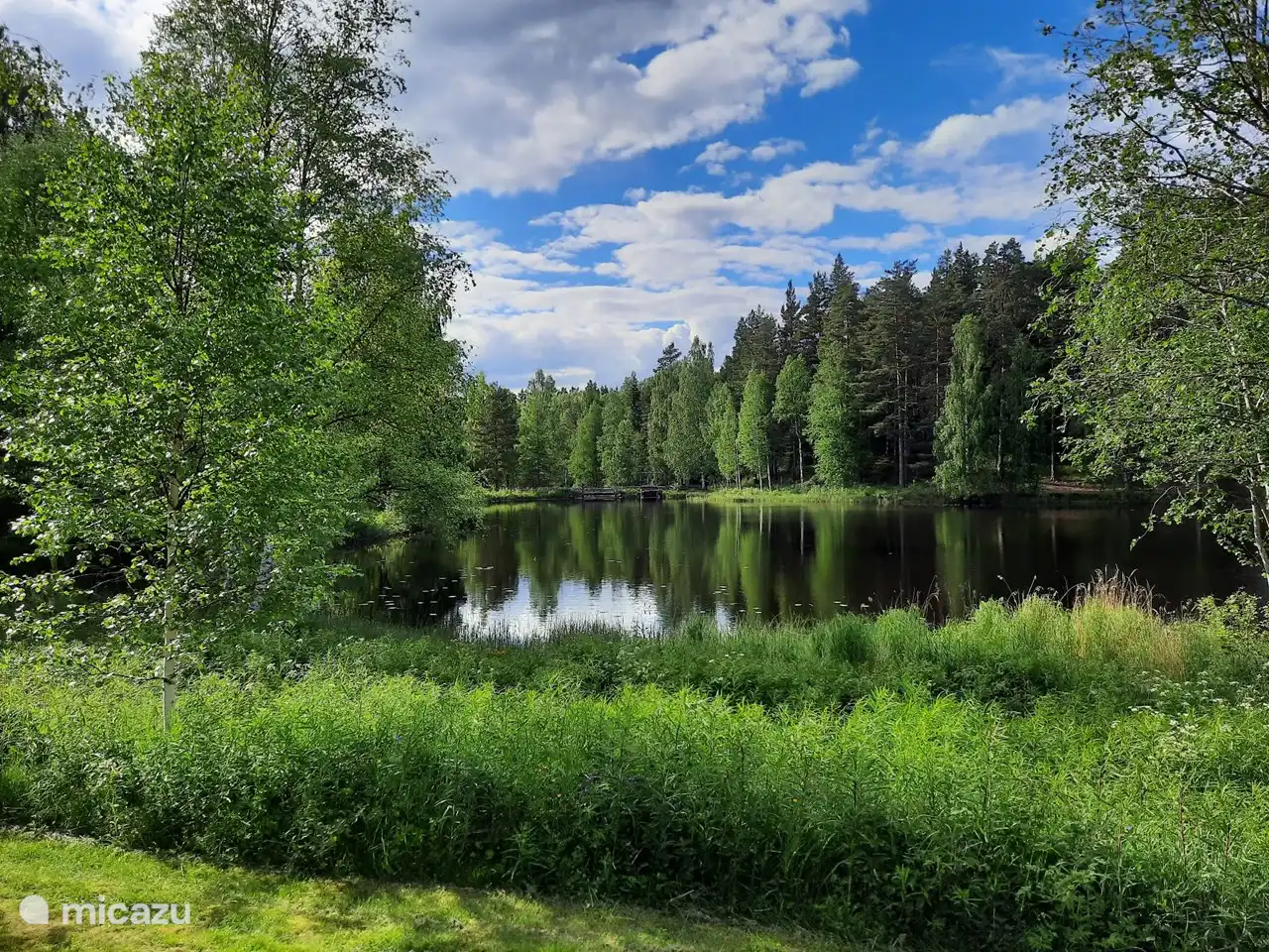 Der Garten ist größtenteils vom See umgeben.