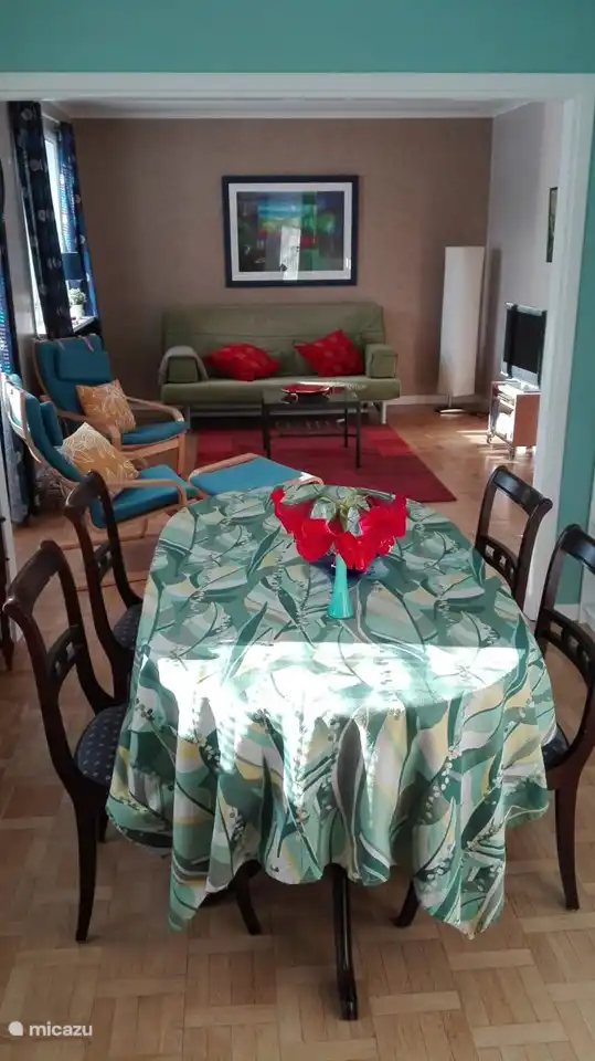 Zweites Wohnzimmer mit Essbereich und Schlafsofa