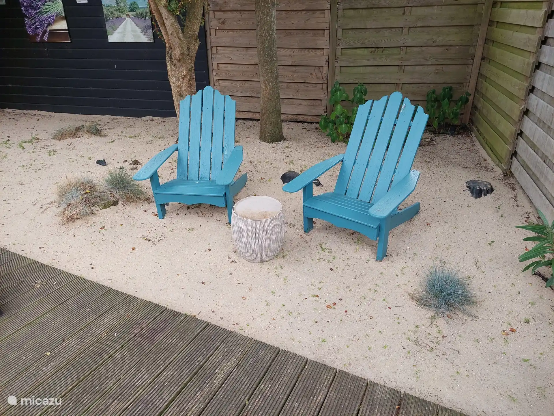 Heerlijk relaxen op het prive tuinstrand bij het Chalet.