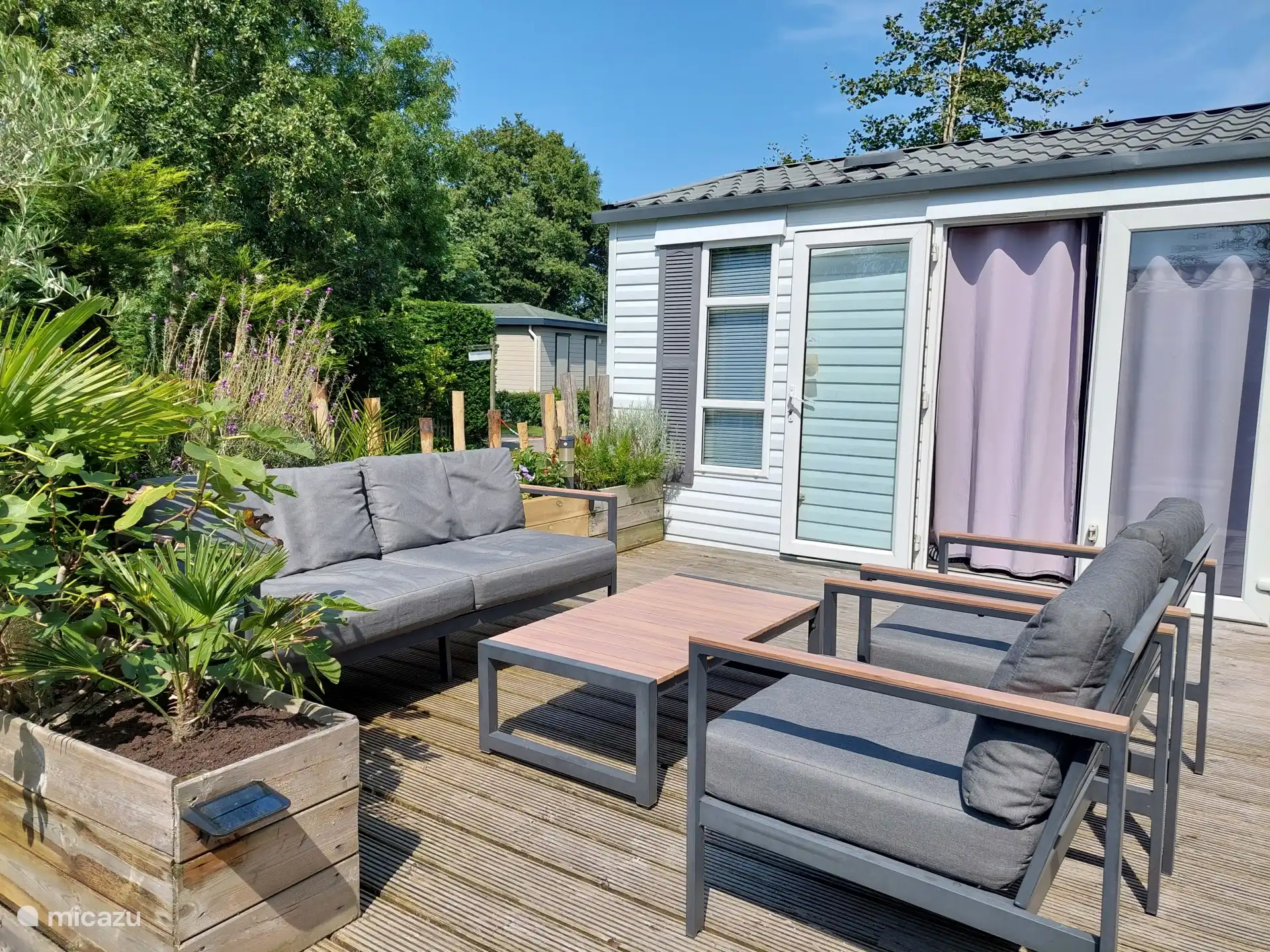 Heerlijk genieten op het grote terras.