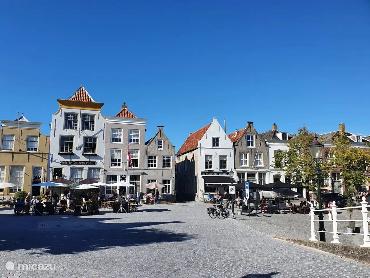 Gemütliche Terrassen in Goedereede zwischen den historischen Gebäuden.