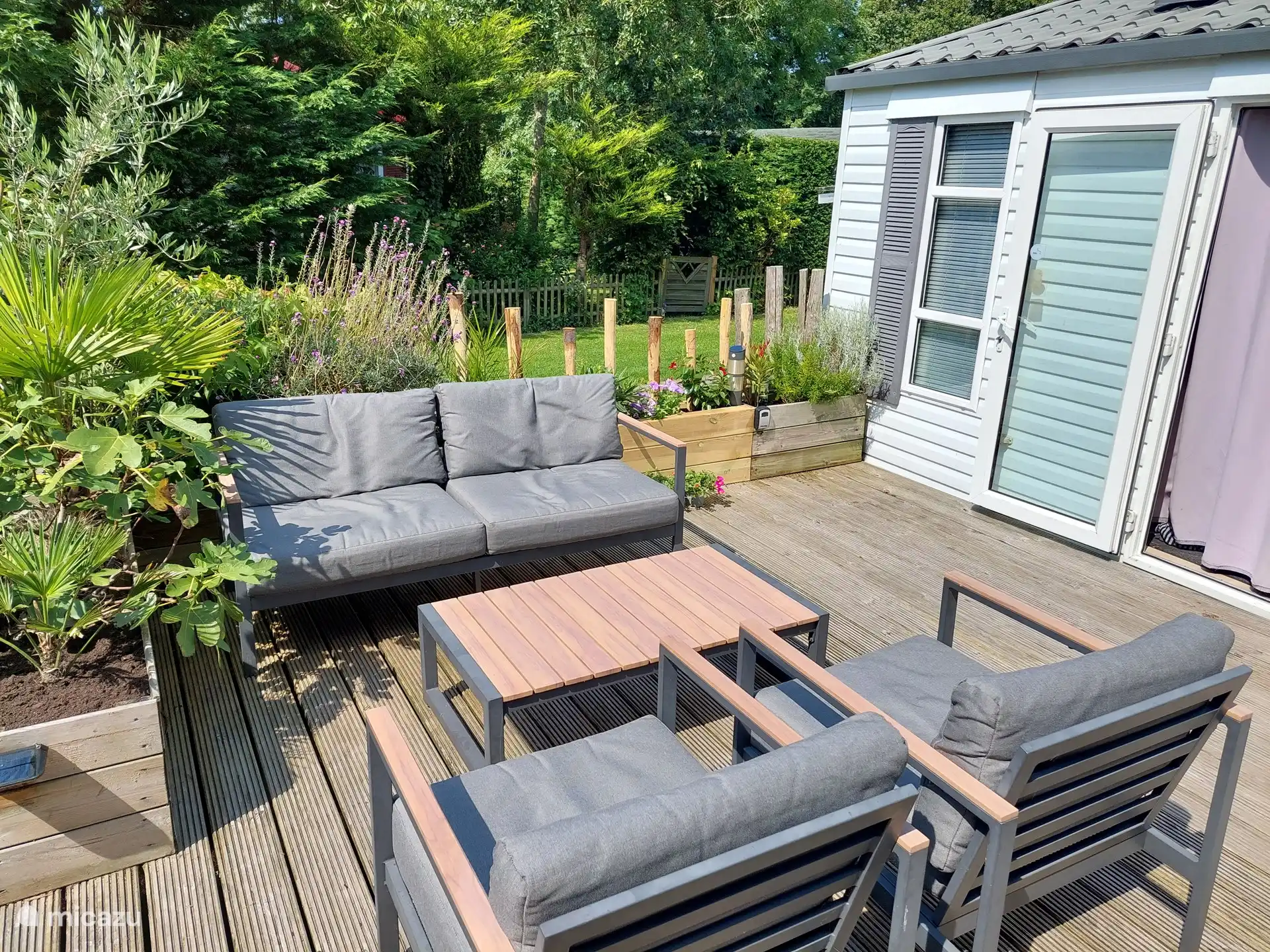 Entspannen Sie sich auf 1 der Veranden.