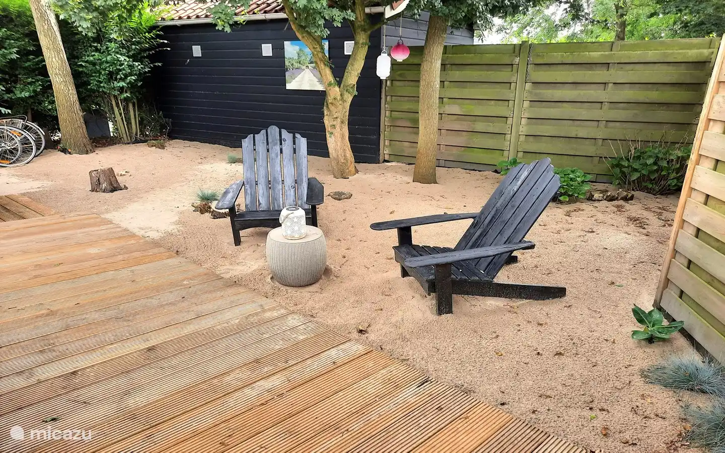 Entspannen Sie sich im Chalet am eigenen Privatstrand.