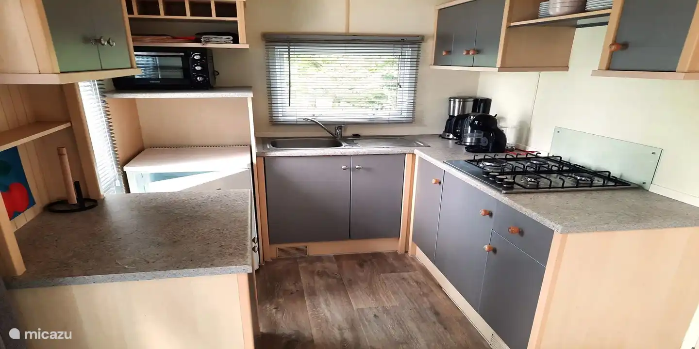 Die voll ausgestattete Küche mit 4-Flammen-Herd, Kühlschrank mit Gefrierfach, Mikrowelle, Dulce Gusto-Kaffeemaschine und auch eine Filterkaffeemaschine.