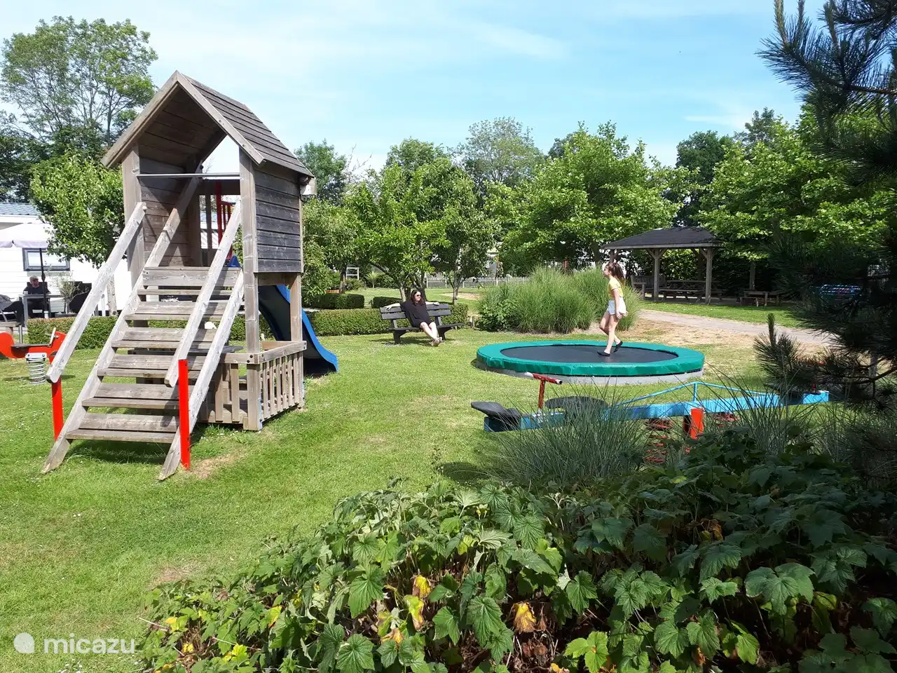 Schön angelegter Spielplatz.