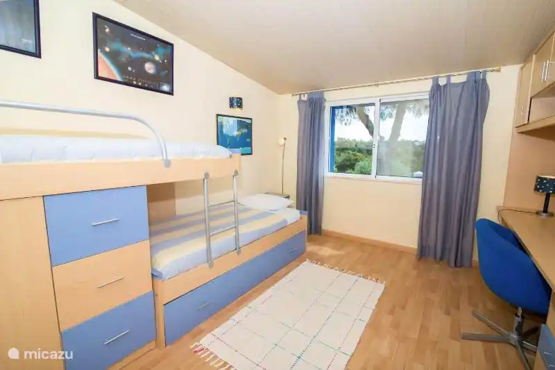 Schlafzimmer mit 2 Betten und ein Zustellbett.