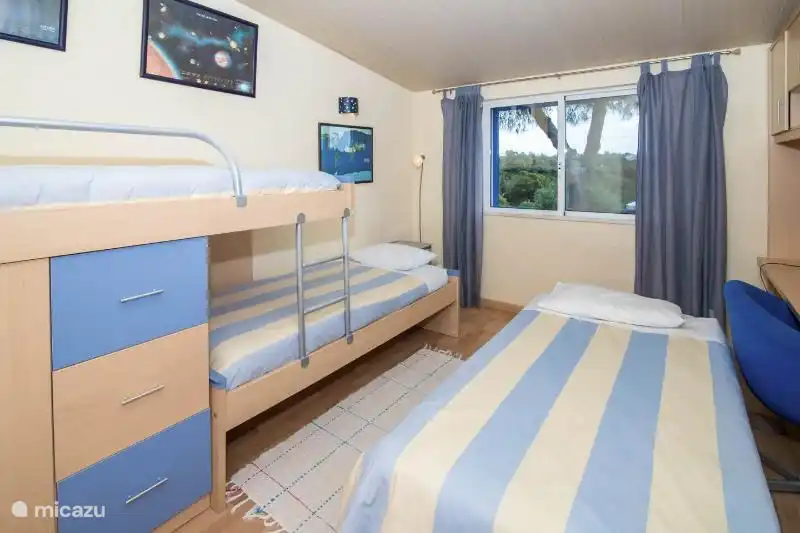 Schlafzimmer mit 2 Betten und ein Zustellbett.