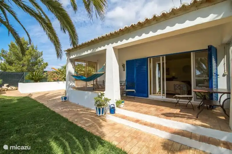 Das Haus mit Terrassentüren zum Garten.