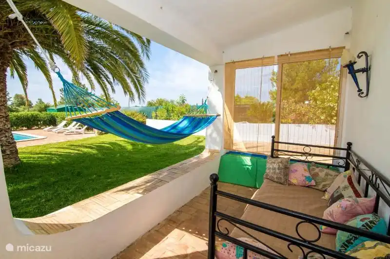 Das Haus mit Terrassentüren zum Garten.