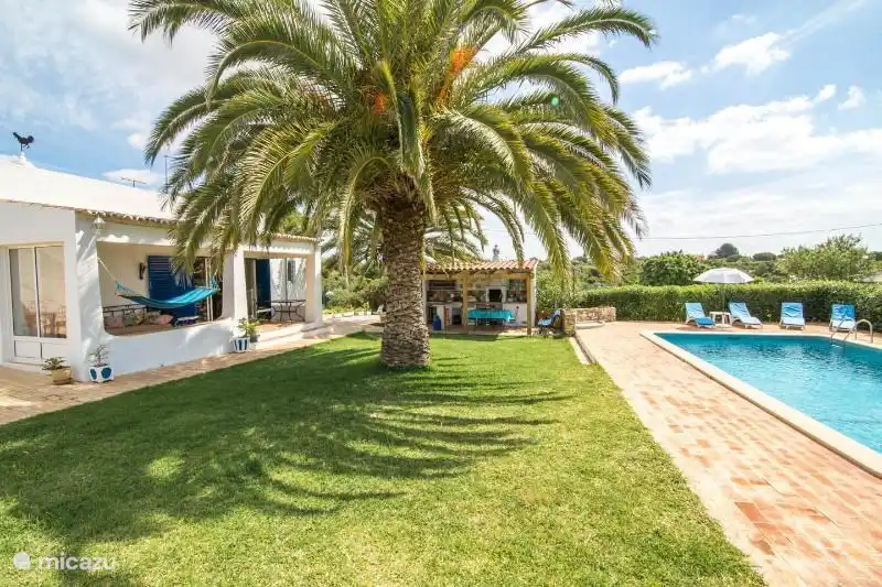 Der Garten besteht aus 2000m2 und hat eine überdachte 'Pavillon mit Grill und Esstisch, wo Sie Frühstück und Abendessen genießen können täglich.