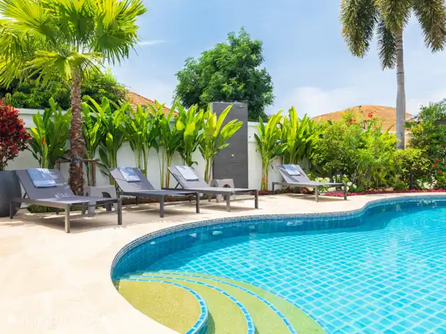 Villa Pattaya Hill met prive zwembad huren in Thailand, Oostelijke Golfkust, Pattaya - villa Zonnebedden bij de pool