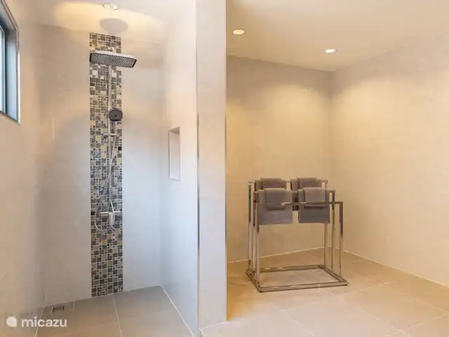 Villa Pattaya Hill met prive zwembad huren in Thailand, Oostelijke Golfkust, Pattaya - villa Badkamer