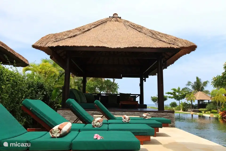 Loungebetten und Pavillon