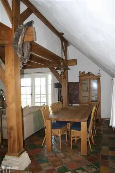 In de woonkamer staan tussen de keuken en het zitgedeelte rondom de (electrische) haard de eettafel met zes stoelen en een buffetkast. Vanuit de ramen kijkt u zo de natuur in en kunt u de volgens horen fluiten.