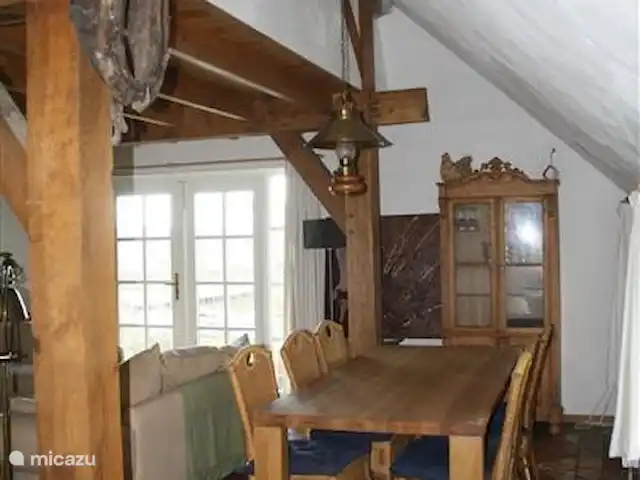 Dwarsgracht 39 en Países Bajos, Overijssel, Giethoorn - casa de campo En la sala de estar, entre la cocina y la sala de estar alrededor de la chimenea (eléctrica), hay una mesa de comedor con seis sillas y un aparador. Desde las ventanas se puede mirar directamente a la naturaleza y escuchar el silbar de los pájaros.