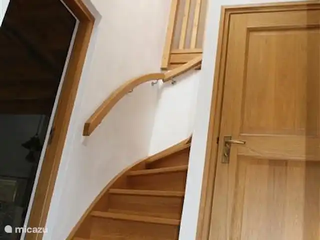 Dwarsgracht 39 en Países Bajos, Overijssel, Giethoorn - casa de campo La casa de vacaciones tiene muchos elementos de roble que le dan un ambiente cálido. En el recibidor, junto a una puerta que da al salón, también encontrarás el baño y aseo y las escaleras a la parte superior donde se encuentran los dos dormitorios.