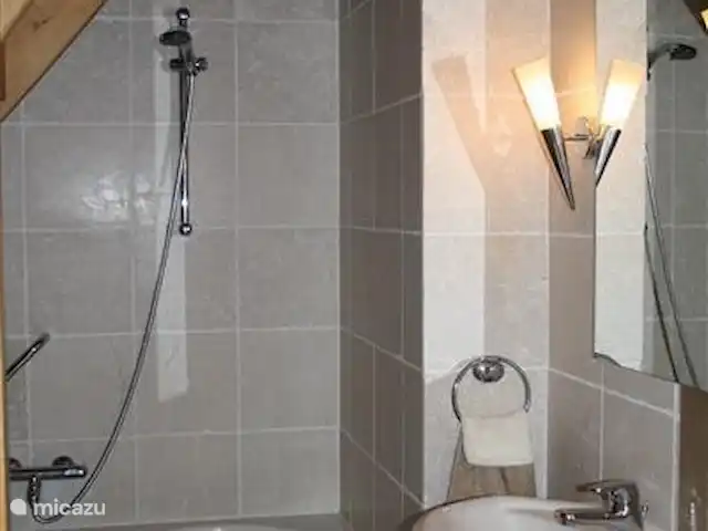 Dwarsgracht 39 en Países Bajos, Overijssel, Giethoorn - casa de campo El baño tiene bañera, ducha y lavabo.