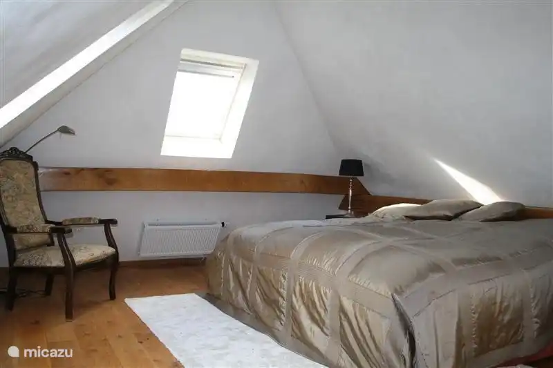 Er zijn twee slaapkamers, waarvan een kamer met een tweepersoonsbed en een kamer met twee eenpersoonsbedden. Voor de allerkleinsten zijn er ook campingbedjes aanwezig. Uw bedden zijn opgemaakt bij aankomst.