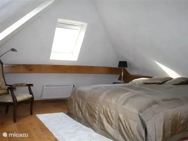 Dwarsgracht 39 en Países Bajos, Overijssel, Giethoorn - casa de campo Hay dos dormitorios, uno con cama de matrimonio y otro con dos camas individuales. Camas plegables también están disponibles para los más pequeños. Sus camas están hechas a su llegada.